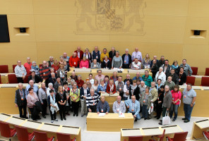 Martina Fehlner konnte die Besuchergruppe zunächst im Maximlianeum empfangen. Im Plenarsaal diskutierten die Gäste mit der Landtagsabgeordneten über aktuelle politische Themen.