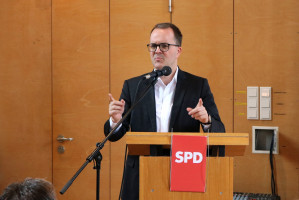Markus Rinderspacher spannte in seinem Festvortrag den Bogen von der ereignisreichen Zeit vor 100 Jahren, über die schweren Zeiten der Sozialdemokratie während der NS-Zeit bis hin zur Gegenwart.