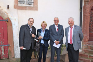 Ewald Lang, Vorsitzender des Heimat- und Geschichtsvereins, MdL Martina Fehlner, Bürgermeister Herbert Jakob und MdL Reinhold Strobl in Großostheim