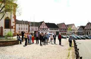 Ewald Lang, der Vorsitzende des Heimat- und Geschichtsvereins, führte die Teil-nehmerinnen und Teilnehmer über den historischen Marktplatz zum Nöthigsgut.