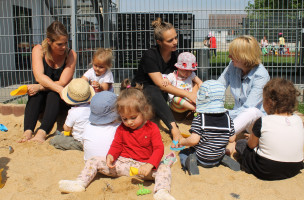 Im gemeinsamen Miteinander wird hier nicht nur das Sozialverhalten der Kinder positiv entwickelt, sondern auch frühe Selbständigkeit und alltagsnahes Lernen gefördert.