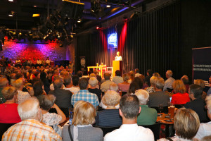 Martina Fehlner begrüsste die 200 Gäste im Aschaffenburger Hofgarten Kabarett