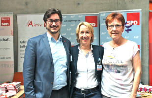 Als Gast konnte Martina Fehlner den Vorsitzenden des SPD-Stadtverbands Aschaffenburg, Manuel Michniok, begrüßen. Anita Peffgen-Dreikorn (Waldaschaff) betreute als stellvertretende Bezirksvorsitzende den Stand der AsF auf dem Parteitag.