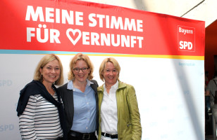 Gruppenbild mit Vorsitzender: Martina Fehlner mit ihrer Landtagskollegin Doris Rauscher (links) und der neuen Vorsitzenden der BayernSPD, Natascha Kohnen