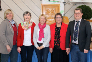 Bildunterschrift: Beim Landfrauentag 2016 des Bauernverbands Aschaffenburg in Bessenbach tauschte sich Martina Fehlner u.a. mit Kreisbäuerin Wilma Jakob und Kreisobmann Stefan Köhler aus. Gastreferentin war die Pädagogin Renate Förster (2.v.l.).