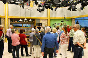 Bei einer Führung durch die Fernsehstudios des Bayerischen Rundfunks in Unterföhring erhielt die Gruppe den sprichwörtlichen Blick „hinter die Kulissen“ und konnte echte Studioatmosphäre schnuppern.