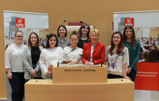 Die Landtagsabgeordnete Martina Fehlner mit Schülerinnen aus dem Landkreis Aschaffenburg (v.l.n.r.: Frauke Müller, Vivien Caspari, Nazin Chabab, Olivia Schanz, Lea Vormwald, Michelle Sauer, Victoria Wabnig und Michelle Stapf)