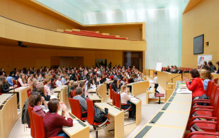 Im Plenum stimmten die 180 Parlamentarierinnen, die aus ganz Bayern angereist waren, über ihre selbst formulierten Anträge ab.