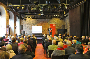 Mehr als 250 Gäste verfolgten im stilvollen Ambiente des Hofgarten Kabaretts in Aschaffenburg eine engagierte und abwechslungsreiche Rede von Regensburgs Oberbürgermeister Joachim Wolbergs