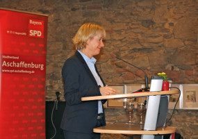 Die Landtagsabgeordnete und Unterbezirksvorsitzende Martina Fehlner zählte in ihrem Grußwort die zahlreichen Versäumnisse der bayerischen Staatsregierung auf.