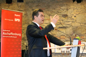 Oberbürgermeister Klaus Herzog erinnerte unter anderem an die großen Verdienste der SPD bei der Gründung der deutschen Demokratie vor 100 Jahren.