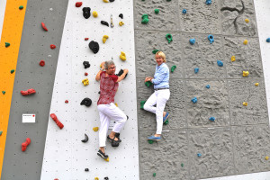 Die Vorsitzende der Bachgau-SPD Bettina Göller und Martian Fehlner an der neuen Kletterwand