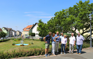 Eine weitere Station des Rundgangs war die Ecke Freiheitsstraße/Würzburger Straße. Hier diskutierte man das hohe Verkehrsaufkommen im Ort.