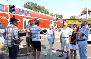 Am Bahnübergang in der Ortsmitte informierte sich Martina Fehlner zum Thema Bahnlärm