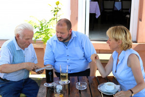 Harald Wolf, Anwohner der viel befahrenen Obernburger Straße, erläuterte Martina Fehlner und Rafael Herbrik seine Pläne für eine Entschärfung der Situation.