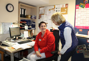 Bild 2: Im Rahmen ihres Besuchs führte die Abgeordnete Gespräche mit den Bewohnern, den Mitarbeiterinnen und Mitarbeitern und der Leitung der Senioreneinrichtung. (Foto: Abgeordnetenbüro Martina Fehlner)