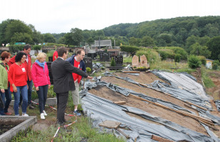 In Mömbris konnten sich die Teilnehmerinnen und Teilnehmer der Tour auch ein Bild von Zerstörungen machen, die der Starkregen Anfang Mai angerichtet hatte.