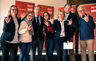 Als Gäste konnten Martina Fehlner (MdL, 3. v.r.) und Franz Müntefering auch VertreterInnen des Gehörlosenvereins Aschaffenburg und Miltenberg begrüßen