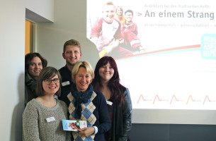 Martina Fehlner hier mit Katharina Staab, Annalena Rüttiger, Marcel Wüst und Ausbildungsleiterin Julia Aulbach (v.l.n.r.)