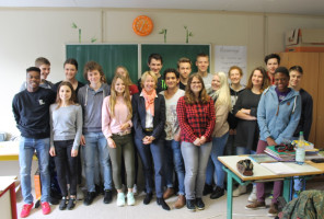 MdL Martina Fehlner mit der Klasse 10m der Mittelschule