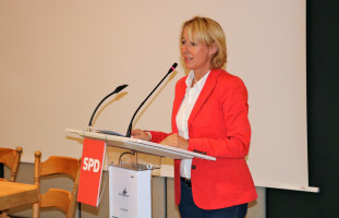 Die Unterbezriksvorsitzende Martina Fehlner rief dazu, auch im Hinblick auf die Landtagswahlen über mögliche Konsequenzen aus dem Wahlergebnis für die Partei zu diskutieren.