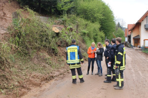 Mömbris mit seinen 18 Ortsteilen war von dem Unwetter besonders betroffen. Martina Fehlner informierte sich bei Sindy Naumann, Bauamt Gemeinde Mömbris, und Kreisbrandinspektor Otto Hofmann über das Ausmaß der Schäden.