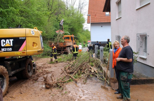 Bei einem Rundgang konnte sich Martina Fehlner ein detailliertes Bild von der Lage vor Ort machen und mit vielen betroffenen Bürgerinnen und Bürgern sprechen, wie hier in Mömbris-Brücken.