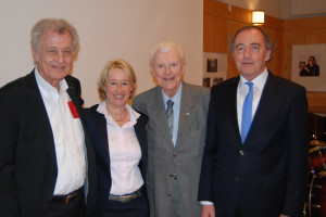 Wolfgang Jean Stock (Sohn von Rudi Stock), Martina Fehlner, Rudi Stock und Franz Schindler (v.l.n.r.) Foto: Abgeordnetenbüro M. Fehlner