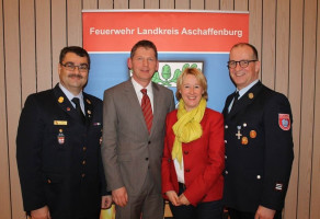 v. l. n. r.: Kreisbrandinspektor Otto Hofmann aus Waldaschaff, der Sailaufer Bürgermeister Michael Dümig, Landtagsabgeordnete Martina Fehlner und Thomas Barko von der Freiwilligen Feuerwehr Stockstadt.