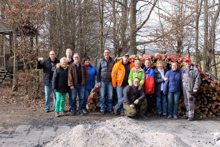 Mit dabei beim Lakefleischessen: Bundestagskandidat Alexander Mosca Spatz (3. v.l.), Bürgermeister Gerd Aulenbach (4 v.l.), Landtagsabgeordnete Martina Fehlner (5. v.r.) und Ortsvereinsvorsitzender Dieter Georg Seidel (ganz rechts)