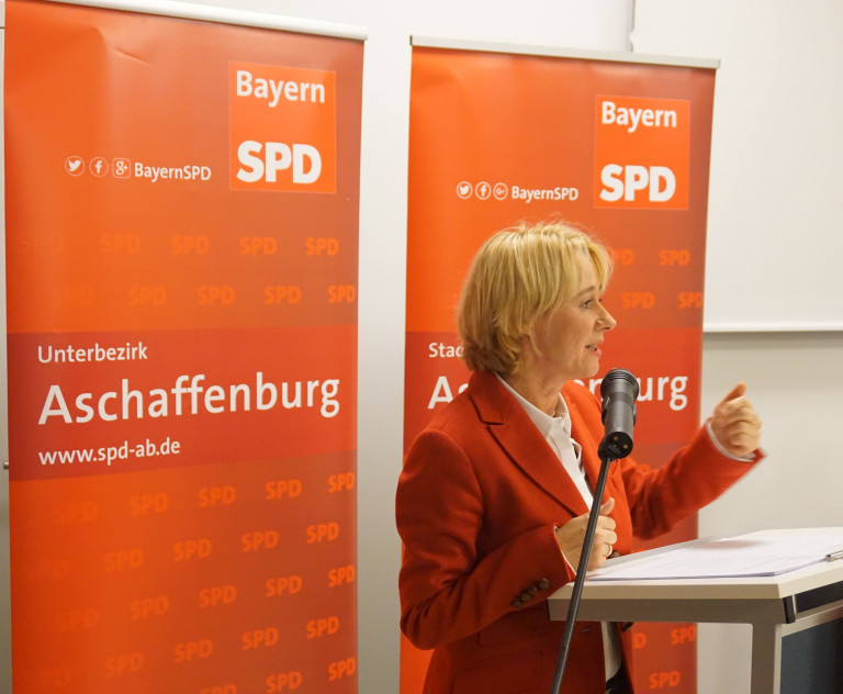 Martina Fehlner bei ihrer Bewerbungsrede auf der Stimmkreiskonferenz 602 Aschaffenburg West